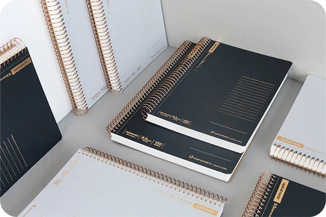 イメージ画像:機能性と使いやすさを兼ね備えたノート『spiral note BASIC(スパイラルノート ベーシック)』に、ビジネスシーンにもなじむモノトーンカラー「ブラック」「ライトグレー」の2色が新登場しました!