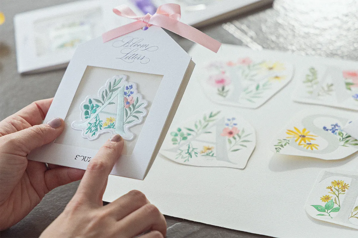 カリグラファー島野真希 × マルマン「イニシャル刺繍ステッカー」新発売 カリグラファー島野真希 × マルマン「イニシャル刺繍ステッカー」新発売